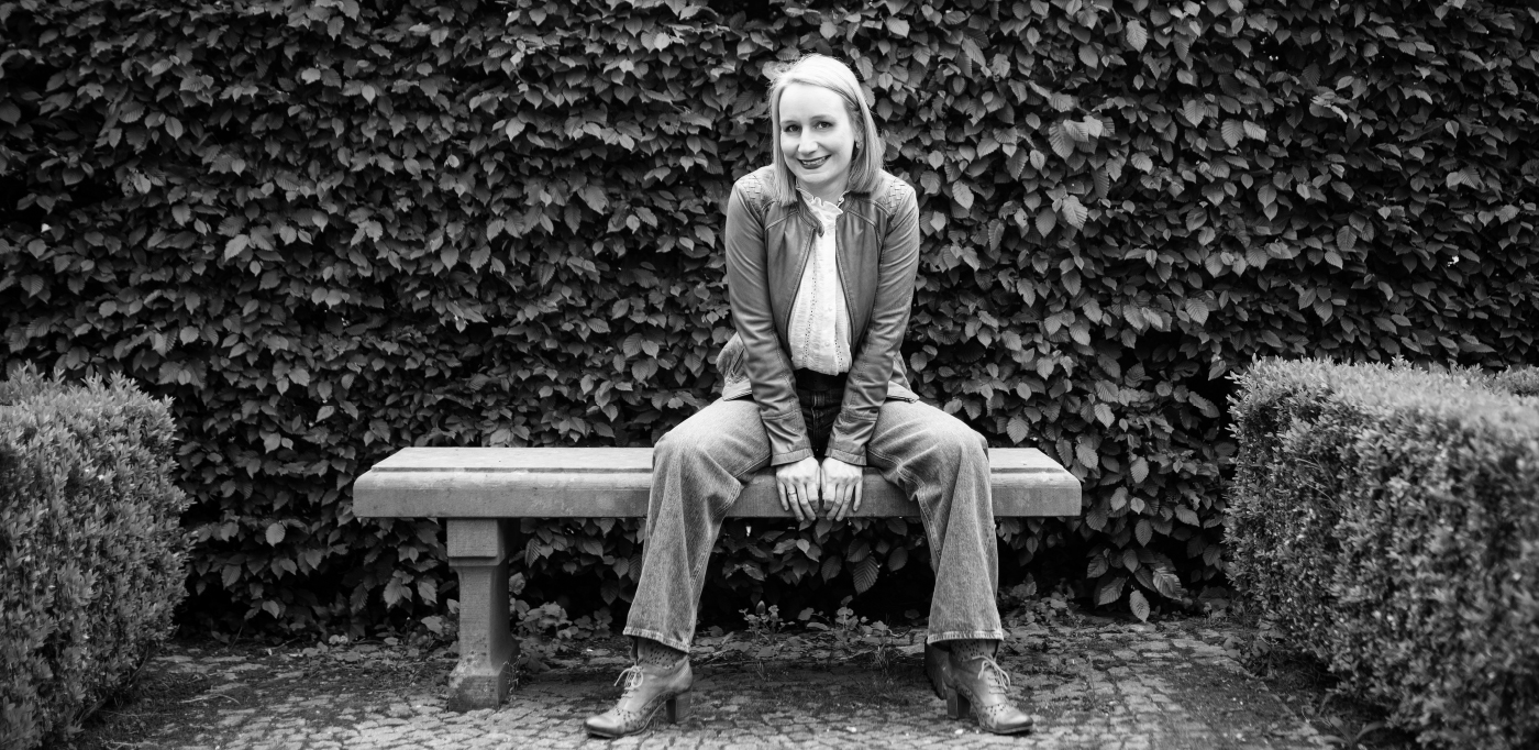Jutta Plomer auf einer Bank